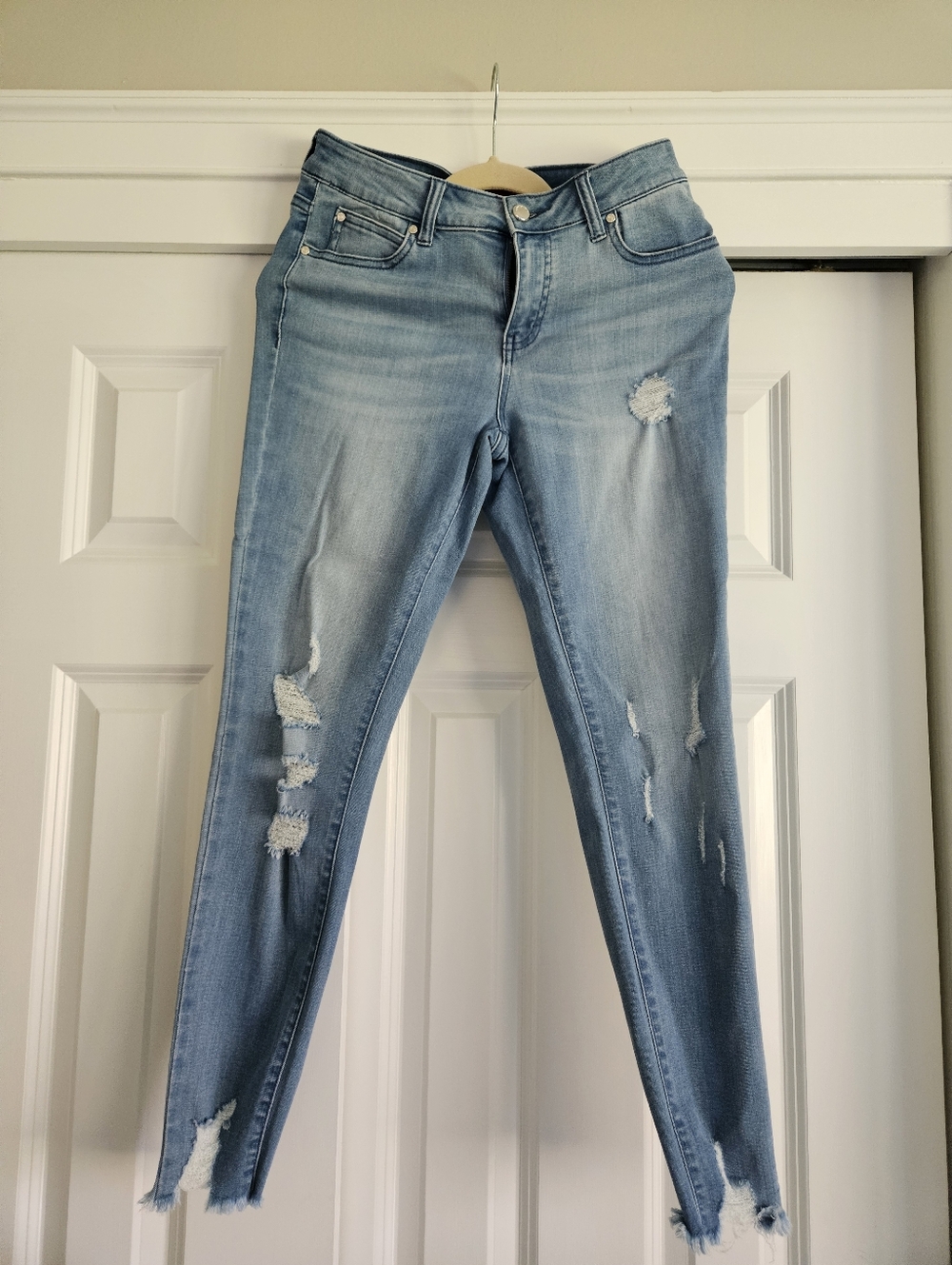 Jennifer LOPEZ Light Blue Distressed Women's Jeans - Classic Slim Fit